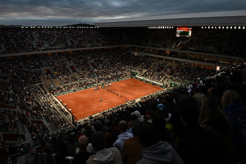 Spectators watch France's Corentin Moutet playing against Spain's Rafael Nadal during their men's singles match on day four of the Roland-Garros Open tennis tournament at the Court Philippe-Chatrier in Paris on May 25, 2022. (Photo by Anne-Christine POUJOULAT / AFP)