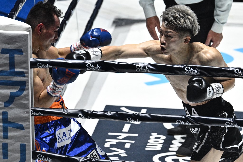 Naoya Inoue (derecha) de Japón pelea contra Nonito Donaire de Filipinas durante su combate de boxeo de unificación de peso gallo en Saitama Super Arena en Saitama el 7 de junio de 2022. (Foto de Philip FONG / AFP)