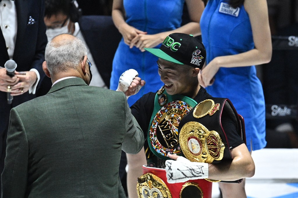 Naoya Inoue de Japón celebra después de ganar contra Nonito Donaire de Filipinas durante su combate de boxeo de unificación de peso gallo en Saitama Super Arena en Saitama el 7 de junio de 2022. (Foto de Philip FONG / AFP)