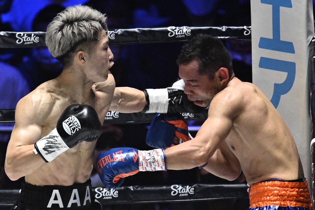 الياباني ناويا إينو (يسار) يقاتل ضد نونيتو ​​دونير الفلبيني خلال مباراة الملاكمة في وزن البانتاميت في سايتاما سوبر أرينا في سايتاما في 7 يونيو 2022 (تصوير فيليب فونغ / وكالة الصحافة الفرنسية)