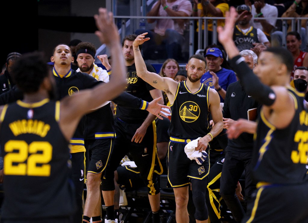 Stephen Curry #30 of the Golden State Warriors celebrates a lead after a timeout with Andrew Wiggins #22 and Otto Porter Jr. #32 in a 112-87 Warriors win during Game Two of the NBA Western Conference Finals at Chase Center on May 20, 2022 in San Francisco, California.   Harry How/Getty Images/AFP (Photo by Harry How / GETTY IMAGES NORTH AMERICA / Getty Images via AFP)