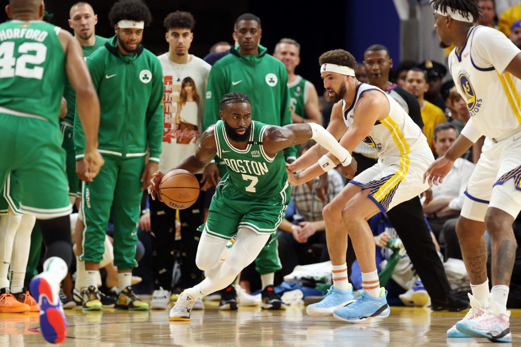 SAN FRANCISCO, CALIFORNIA - JUNE 02: Jaylen Brown #7 of the Boston Celtics dribbles against Klay Thompson #11 of the Golden State Warriors during the fourth quarter in Game One of the 2022 NBA Finals at Chase Center on June 02, 2022 in San Francisco, California. NOTE TO USER: User expressly acknowledges and agrees that, by downloading and/or using this photograph, User is consenting to the terms and conditions of the Getty Images License Agreement. Ezra Shaw/Getty Images/AFP (Photo by EZRA SHAW / GETTY IMAGES NORTH AMERICA / Getty Images via AFP)