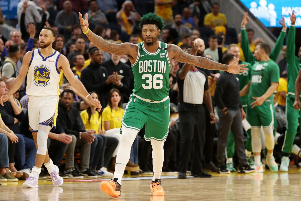 Marcus Smart #36 dari Boston Celtics bereaksi setelah memasukkan tiga poinnya ke gawang Golden State Warriors pada kuarter keempat di Game One Final NBA 2022 di Chase Center pada 02 Juni 2022 di San Francisco, California.