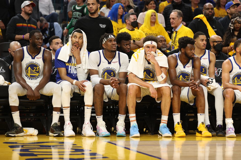 SAN FRANCISCO, CALIFORNIA - JUNE 02: (L to R) Draymond Green #23, Otto Porter Jr. #32, Kevon Looney #5, Klay Thompson #11, Andrew Wiggins #22, and Jordan Poole #3 of the Golden State Warriors look on from the bench during the fourth quarter against the Boston Celtics in Game One of the 2022 NBA Finals at Chase Center on June 02, 2022 in San Francisco, California. NOTE TO USER: User expressly acknowledges and agrees that, by downloading and/or using this photograph, User is consenting to the terms and conditions of the Getty Images License Agreement.   Ezra Shaw/Getty Images/AFP (Photo by EZRA SHAW / GETTY IMAGES NORTH AMERICA / Getty Images via AFP)
