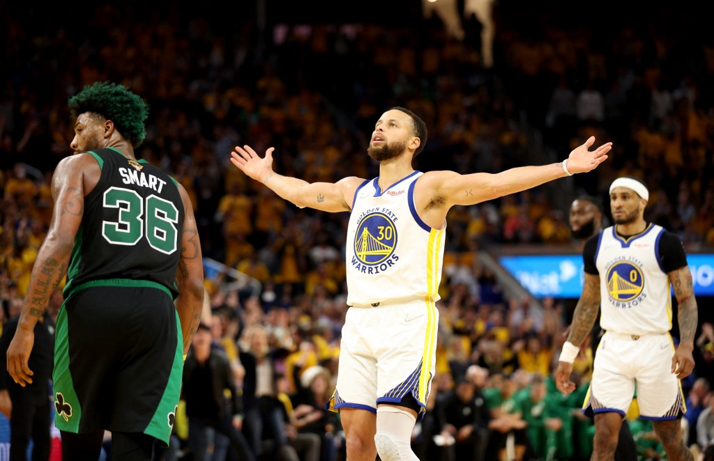 SAN FRANCISCO, CALIFORNIA - JUNE 13: Stephen Curry #30 of the Golden State Warriors reacts to a basket during the fourth quarter against the Boston Celtics in Game Five of the 2022 NBA Finals at Chase Center on June 13, 2022 in San Francisco, California. NOTE TO USER: User expressly acknowledges and agrees that, by downloading and/or using this photograph, User is consenting to the terms and conditions of the Getty Images License Agreement.   Ezra Shaw/Getty Images/AFP (Photo by EZRA SHAW / GETTY IMAGES NORTH AMERICA / Getty Images via AFP)