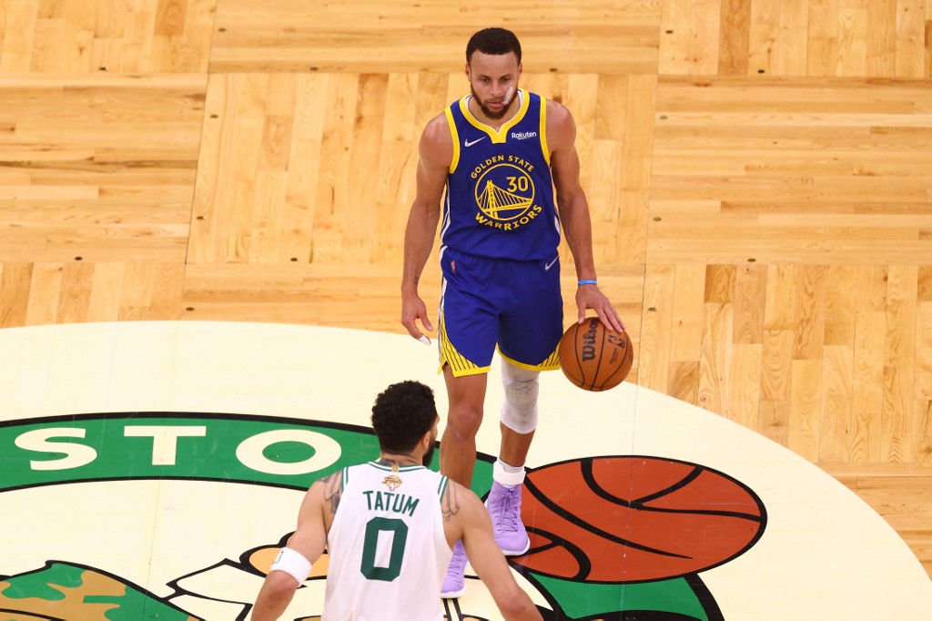 Stephen Curry № 30 of the Golden State Warriors dribbles on the court