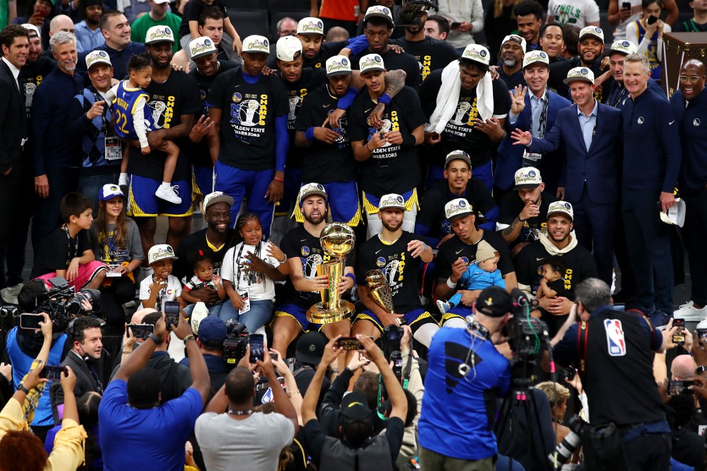 The Golden State Warriors pose for a photo after defeating the Boston Celtics 