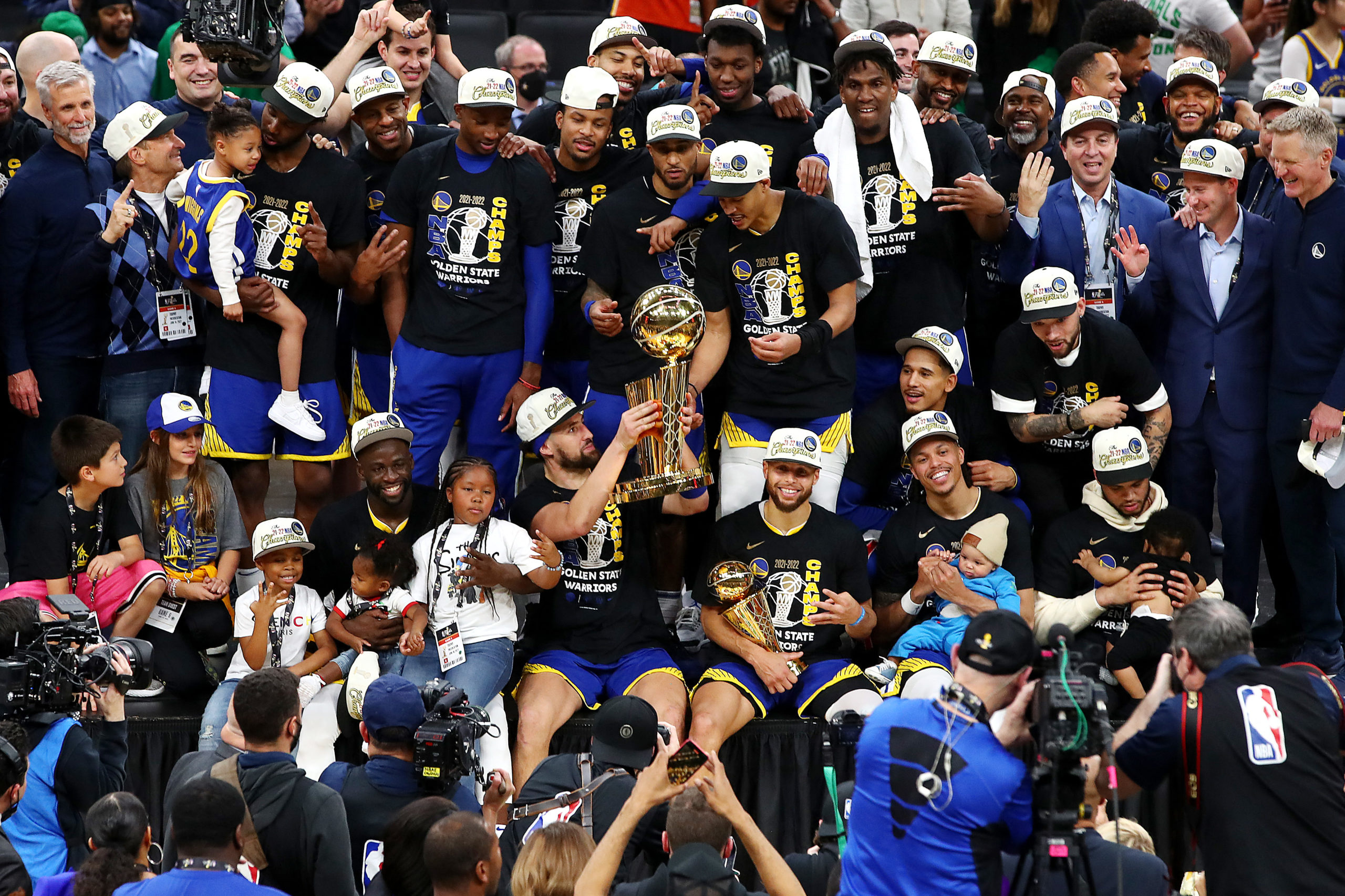  Golden State Warriors pose for a photo after defeating the Boston Celtics 