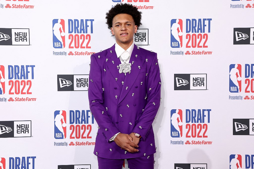  Paolo Banchero poses for photos on the red carpet during the 2022 NBA Draft at Barclays Center on June 23, 2022 in New York City