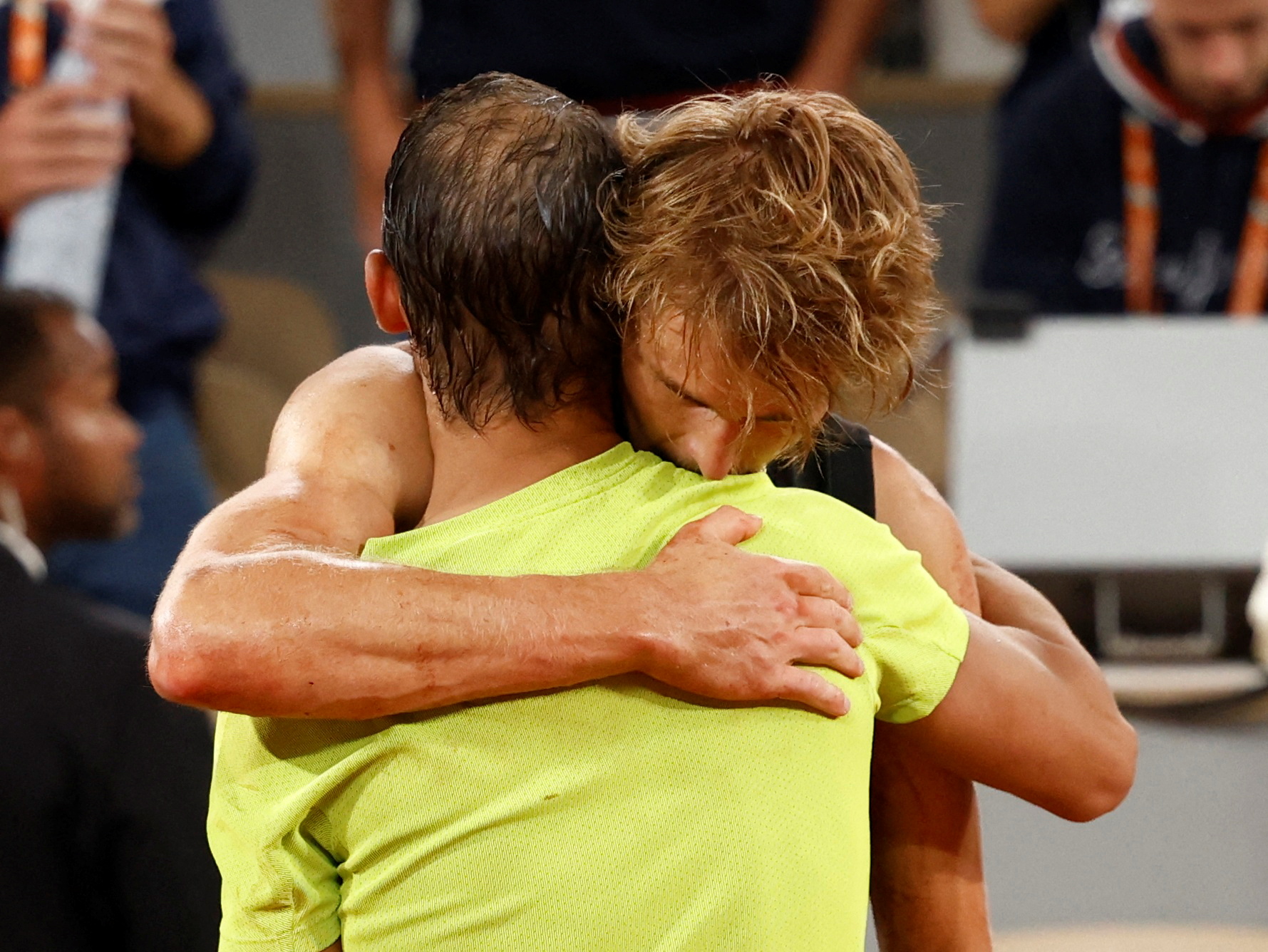 Tennis - Open de France - Roland Garros, Paris, France - 3 juin 2022 L'Allemand Alexander Zverev embrasse l'Espagnol Rafael Nadal alors qu'il se retire du match après avoir subi une blessure REUTERS/Yves Herman