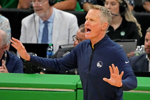 El entrenador en jefe de los Golden State Warriors, Steve Kerr, reacciona durante el primer cuarto contra los Boston Celtics en el sexto juego de las Finales de la NBA de 2022 en el TD Garden.  Crédito obligatorio: Kyle Terada-USA TODAY Sports/Foto de archivo