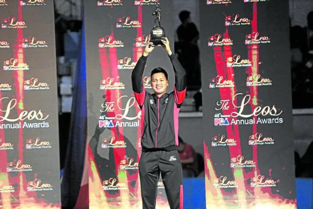 Scottie Thompson raises the trophy that signifies season-long brilliance. —PBA IMAGES