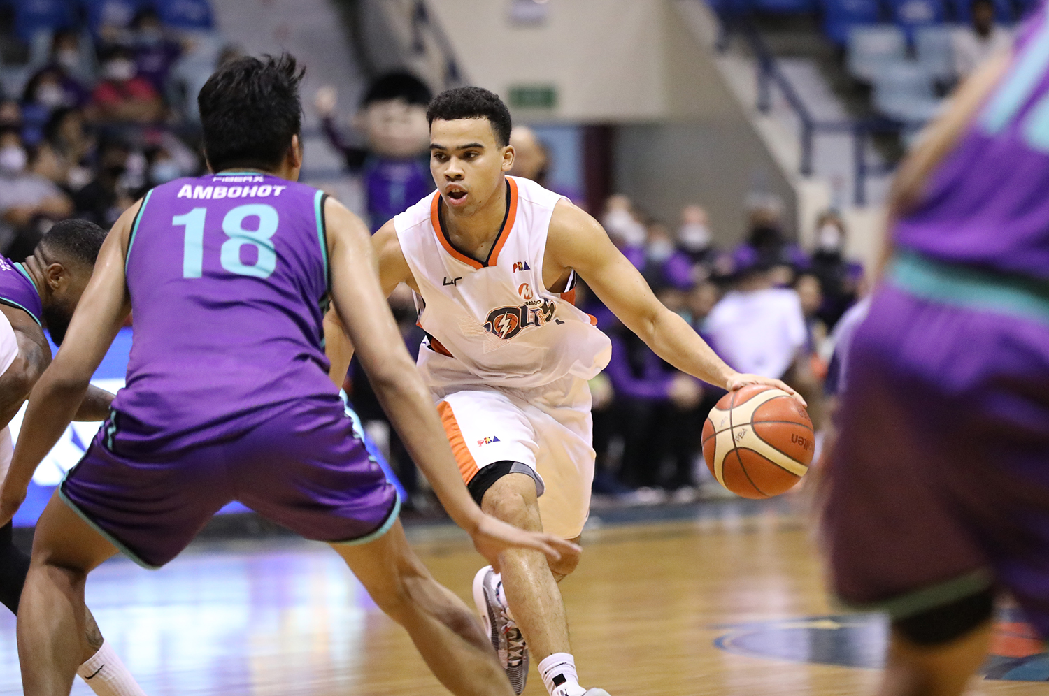 Aaron Black leads Meralco Bolts to a 2-0 start. –PBA IMAGES