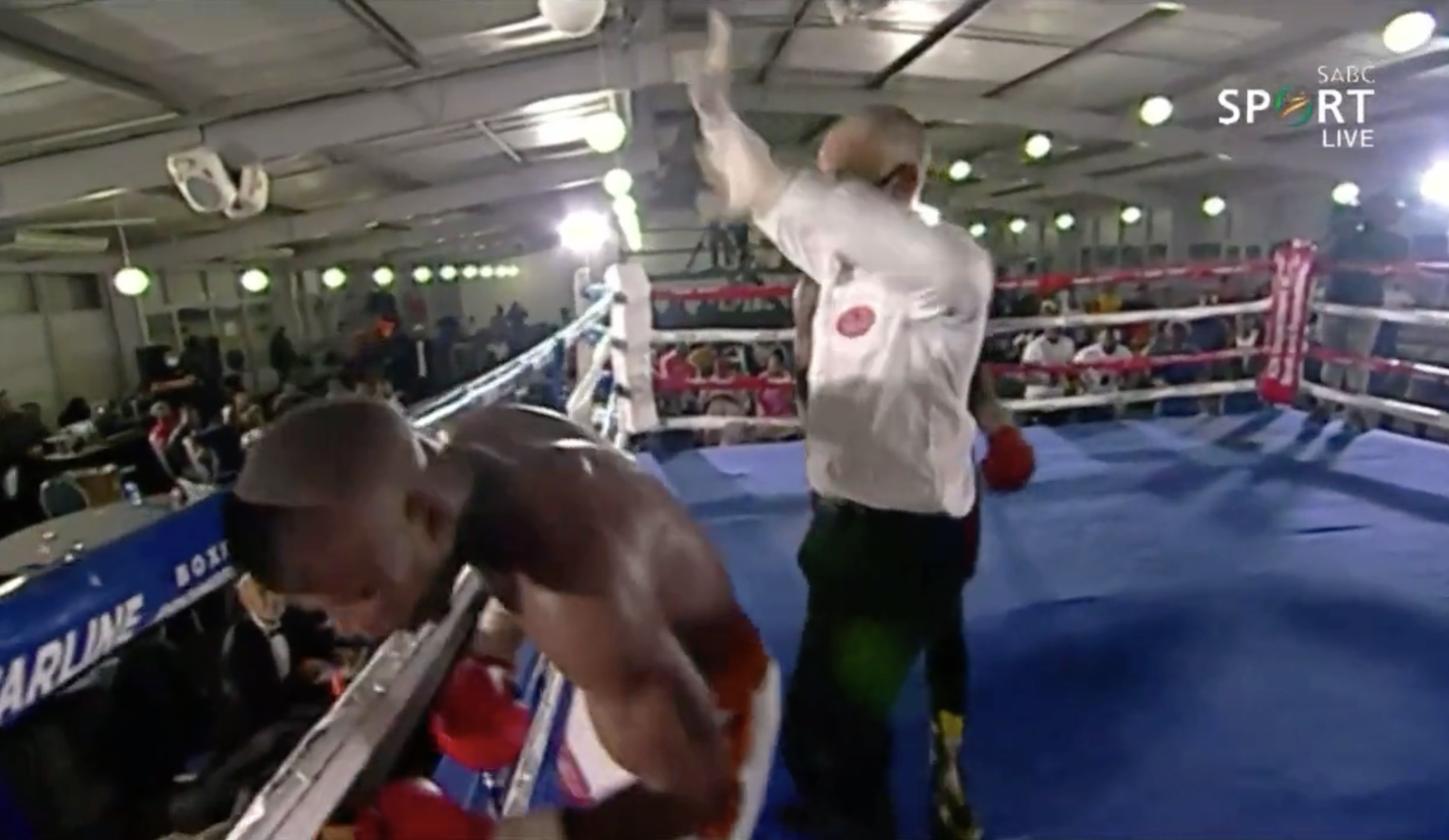 A disoriented Simiso Buthelezi during a bout in South Africa. –SABC SPORTS LIVE SCREENGRAB