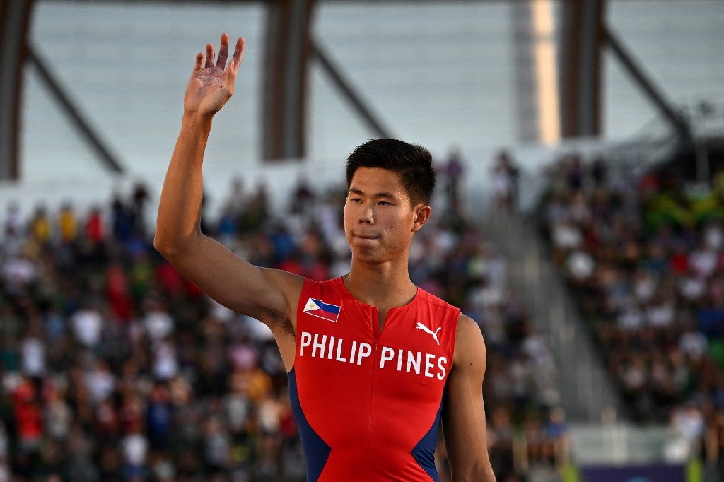 Philippines' Ernest John Obiena gestures in the men's pole vault final during the World Athletics Championships at Hayward Field in Eugene, Oregon on July 24, 2022. 