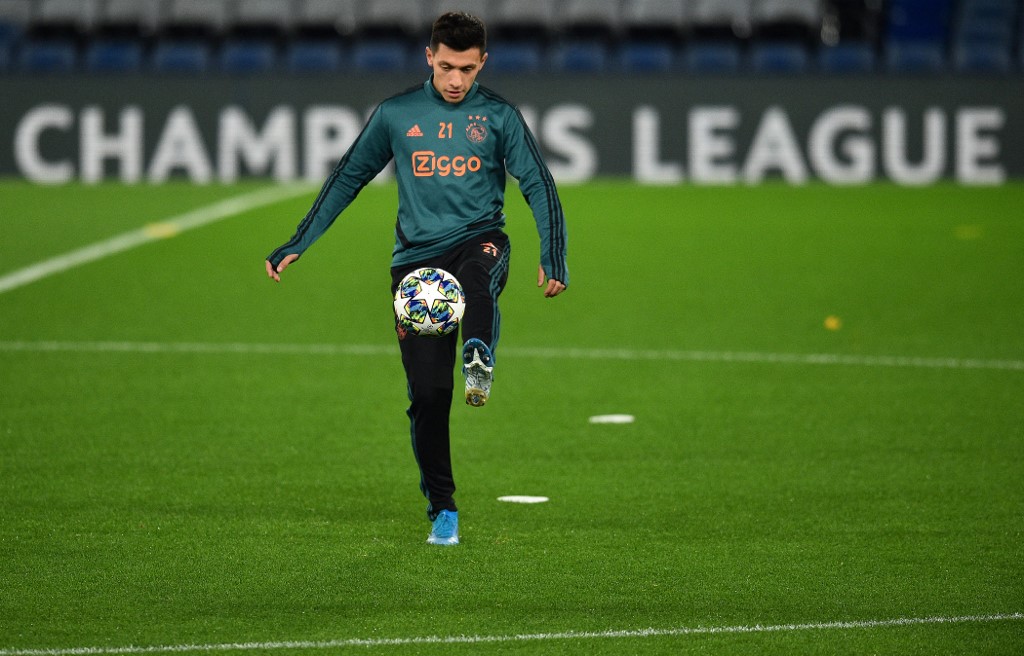 (FILES) In this file photo taken on November 4, 2019 Ajax's Argentinian defender Lisandro Martinez attends a training session at Stamford Bridge in London on the eve of their Champions league Group H football match against Chelsea. - 
