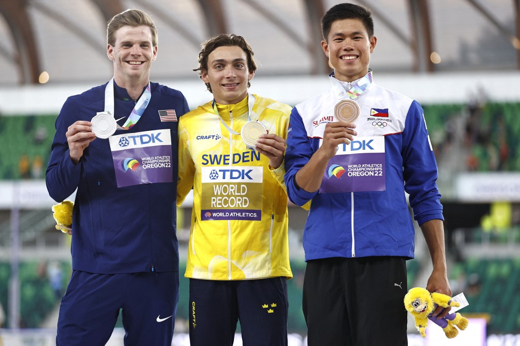 Silver medalist Christopher Nilsen of Team United States, gold medalist Armand Duplantis of Team Sweden, and bronze medalist Ernest John Obiena of Team Philippines pose during the medal ceremony for the Men's Pole Vault on day ten of the World Athletics Championships Oregon22 at Hayward Field on July 24, 2022 in Eugene, Oregon.  