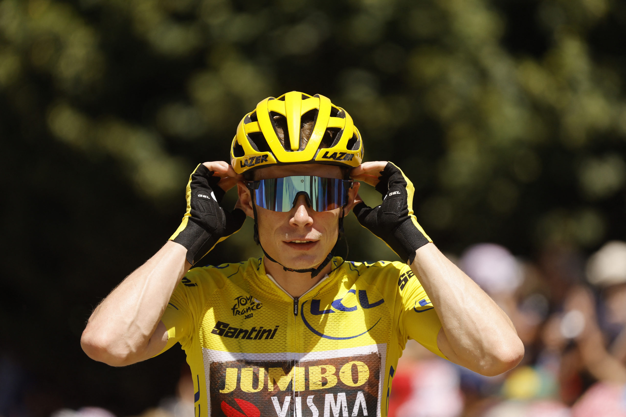 Jonas Vingegaard dari Visma mengenakan kaus kuning pemimpin keseluruhan sebelum etape 13 