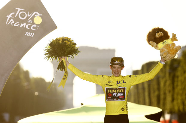 Cycling - Tour de France - Stage 21 - Paris La Defense Arena to Champs-Elysees - France - July 24, 2022 Jumbo - Visma's Jonas Vingegaard celebrates on the podium wearing the overall leader's yellow jersey after winning the Tour de France REUTERS/Christian Hartmann