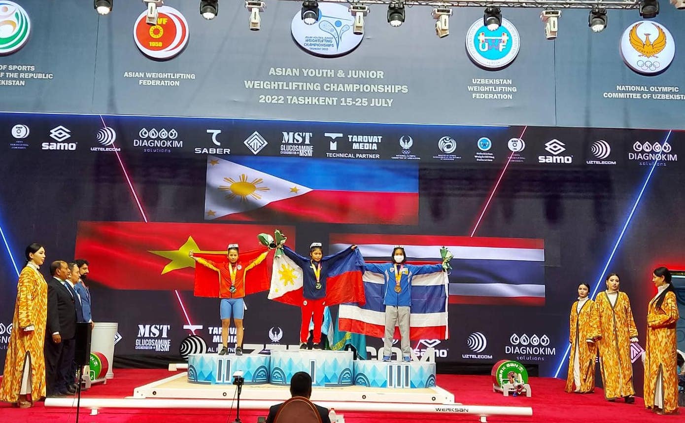 Rosalinda Faustino (middle) during the awarding ceremony at the Asian Youth and Junior Weightlifting Championship.