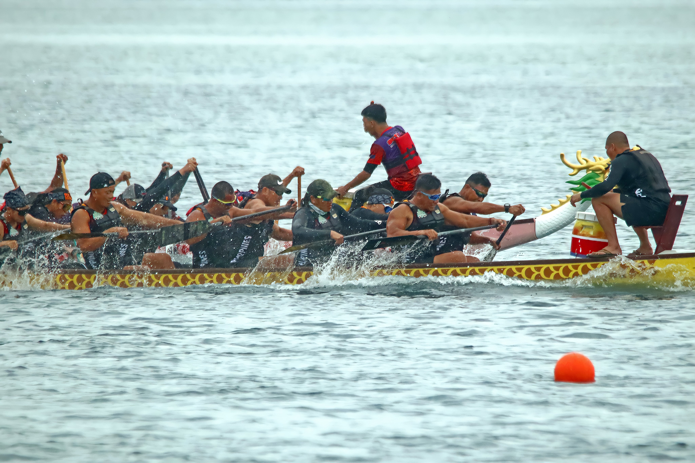 Para pendayung tentara mendominasi perlombaan perahu naga Siargao