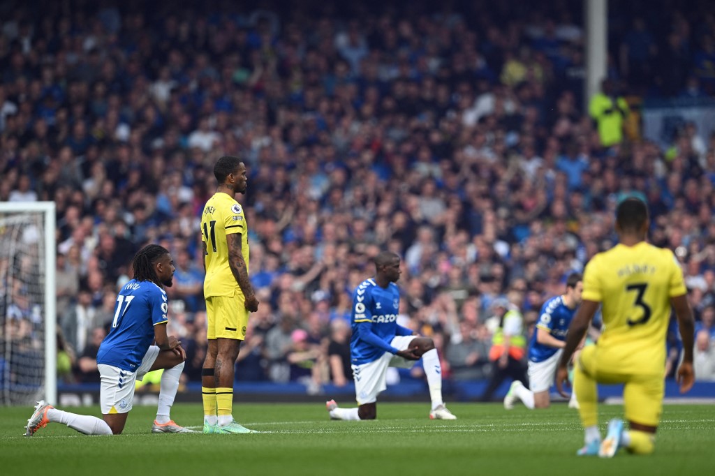 Brentford's English striker Ivan Toney stands as the other players take a knee prior to the English Premier League football match between Everton and Brentford at Goodison Park in Liverpool, north west England on May 15, 2022. 