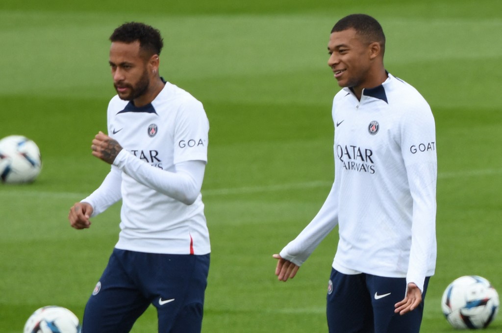 ermain's Brazilian forward Neymar (L) take part in a training session at the 'Camp des Loges', French L1 Paris Saint-Germain football club's training ground in Saint-Germain-en-Laye, west of Paris on August 19, 2022, two days prior to the L1 football match against Lille LOSC.