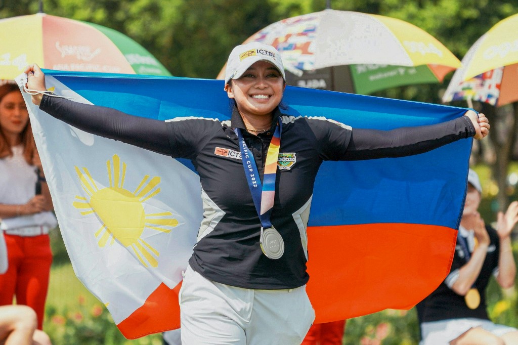 This handout photo taken and released on August 20, 2022 by the Simone Asia Pacific Cup shows the Philippines' Princess Mary Superal celebrating after winning the inaugural Simone Asia Pacific Cup golf event at Pondok Indah Golf Course in Jakarta