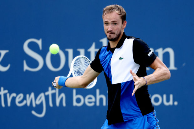 Daniil Medvedev of Russia returns a shot to Denis Shapovalov of Canada during the Western & Southern Open at Lindner Family Tennis Center on August 18, 2022 in Mason, Ohio.   Matthew Stockman/Getty Images/AFP (Photo by MATTHEW STOCKMAN / GETTY IMAGES NORTH AMERICA / Getty Images via AFP)