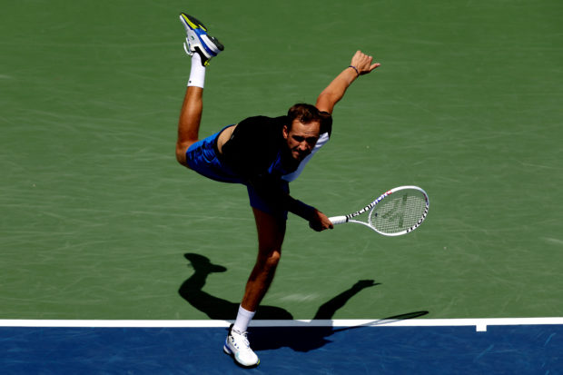 Daniil Medvedev of Russia serves to Taylor Fritz during the Western & Southern Open at Lindner Family Tennis Center on August 19, 2022 in Mason, Ohio.   Matthew Stockman/Getty Images/AFP (Photo by MATTHEW STOCKMAN / GETTY IMAGES NORTH AMERICA / Getty Images via AFP)
