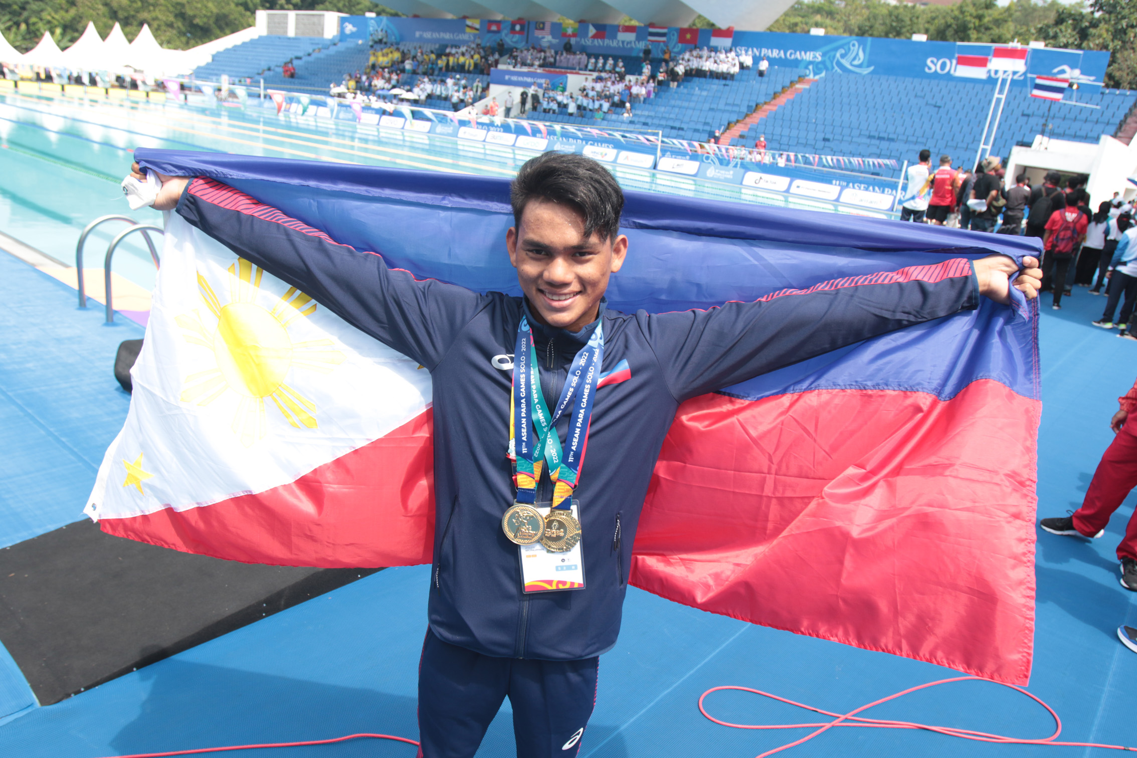 Ariel Joseph Alegarbes splashes his way to victory in the men’s 50-meter butterfly S14 event in the swimming competition of the 11th ASEAN Para Games Tuesday at Jatadiri Sports Complex pool in Semarang, Indonesia. 