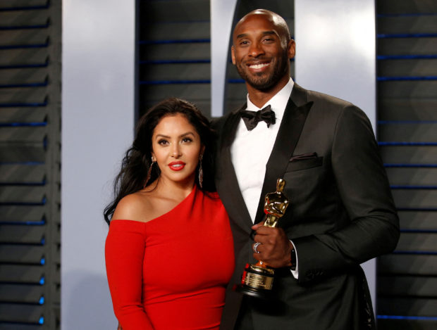 FILE PHOTO: 2018 Vanity Fair Oscar Party – Arrivals – Beverly Hills, California, U.S., 04/03/2018 – Kobe Bryant holds his Oscar for Best Animated Short, with wife Vanessa. REUTERS/Danny Moloshok