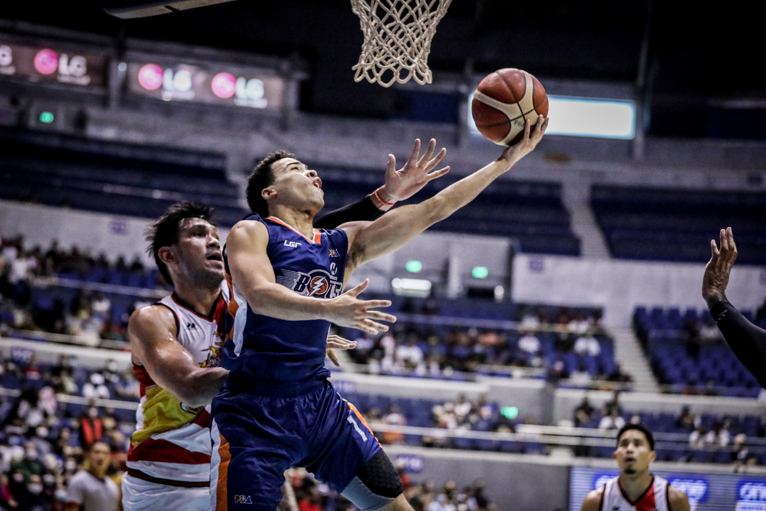 Meralco’s Aaron Black (right) and San Miguel Beer’s June Mar Fajardo will be front and center in their teams’ semifinal bid. —PBA IMAGES