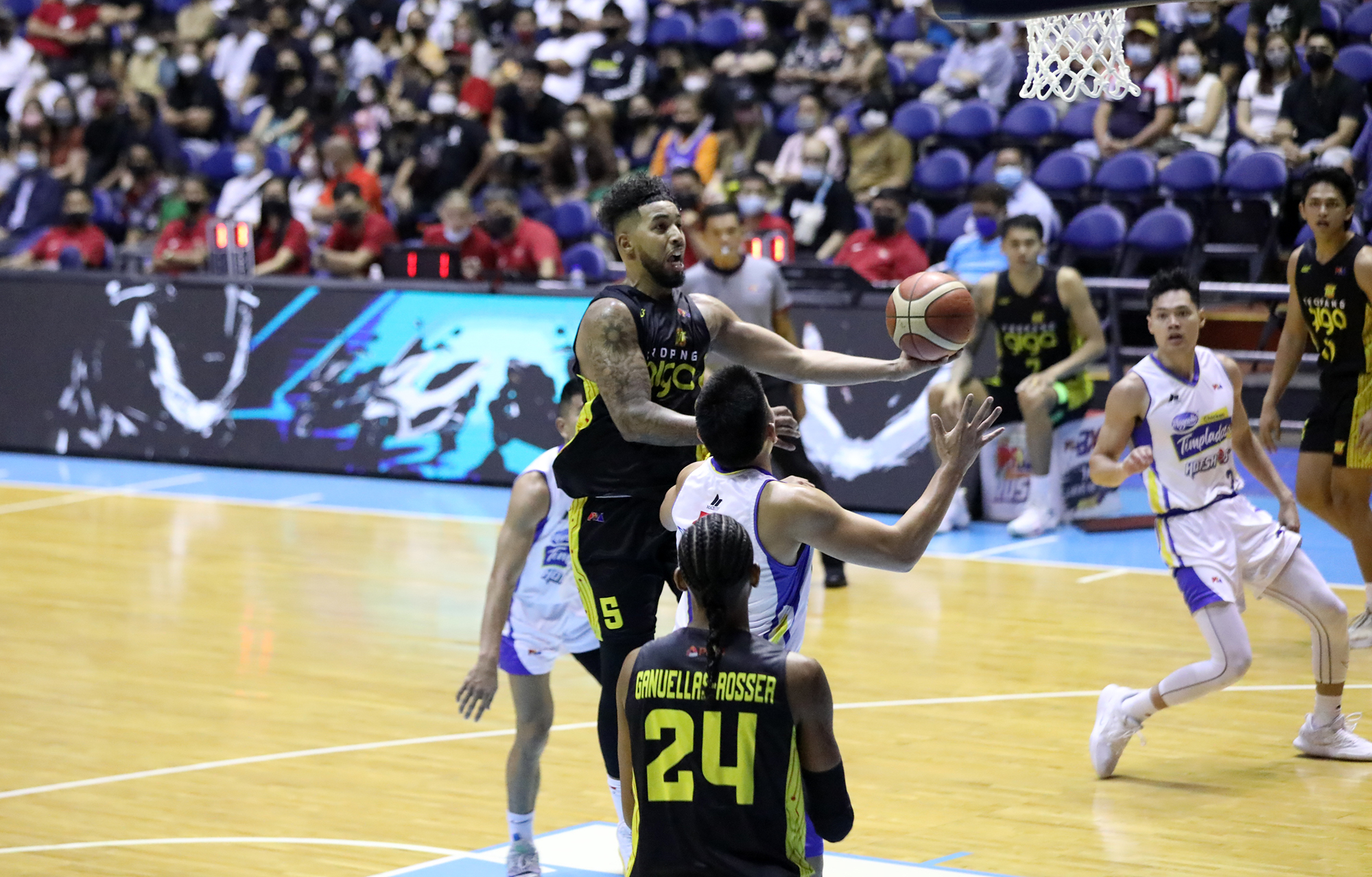 TNT’s Mikey Williams (with ball) continues to torch Magnolia, knocking down 26 points in Game 1. —PBA IMAGES