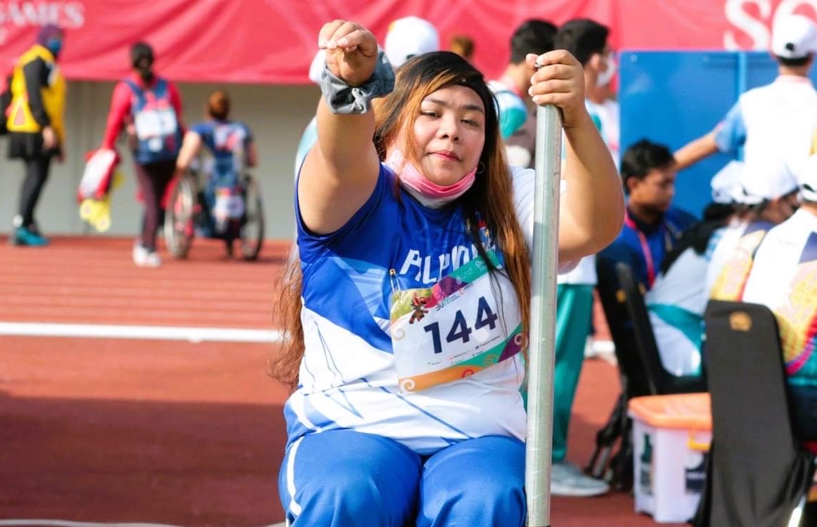 Cendy Asusano shows winning form in ruling the women’s shot put F54 in athletic action at the Manahan Stadium in the 11th ASEAN Para Games Wednesday in Surakarta, Indonesia.