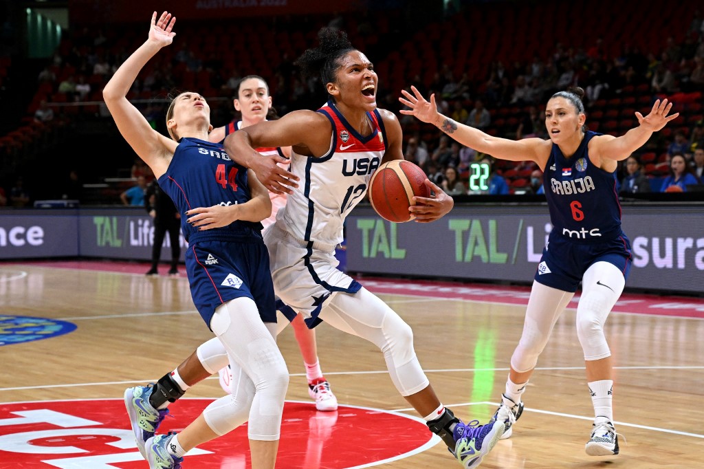 Alyssa Thomas (C) of the USA drives to the basket under the pressure from Serbia's Katarina Zec (L) during the first quarter final of the Women's Basketball World Cup game between Serbia and the USA in Sydney 