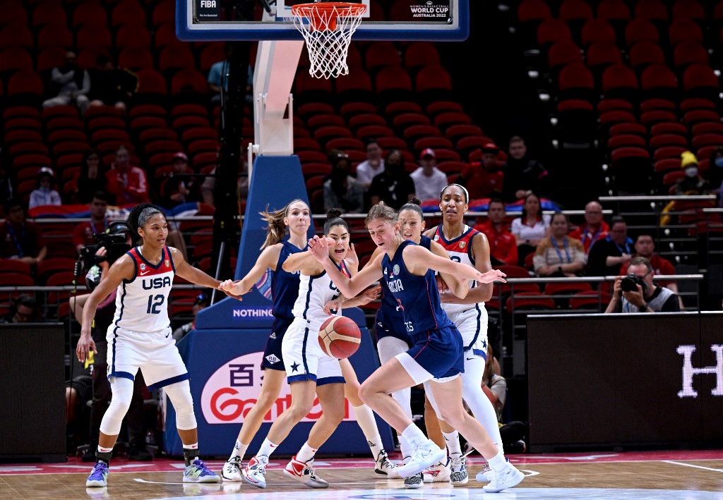 Serbia's Mina Djordjevic (C) drives to the backet past the USA defence line during the 2022 Women's Basketball World Cup quarter-final match between Serbia and the USA at Sydneydome on September 29, 2022, in Sydney. 