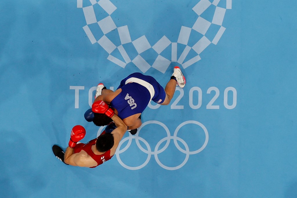 An overview shows Uzbekistan's Bakhodir Jalolov (red) and USA's Richard Torrez Jr fighting during their men's super heavy (over 91kg) boxing final bout during the Tokyo 2020 Olympic Games at the Kokugikan Arena in Tokyo on August 8, 2021