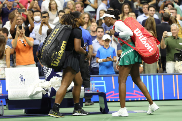 Serena Williams and Venus Williams of The United States leave the court after being defeated by Lucie Hradecka and Linda Noskova of Czech Republic during the Women's Doubles First Round match on Day Four of the 2022 US Open at USTA Billie Jean King National Tennis Center on September 01, 2022 in the Flushing neighborhood of the Queens borough of New York City.   Jamie Squire/Getty Images/AFP (Photo by JAMIE SQUIRE / GETTY IMAGES NORTH AMERICA / Getty Images via AFP)