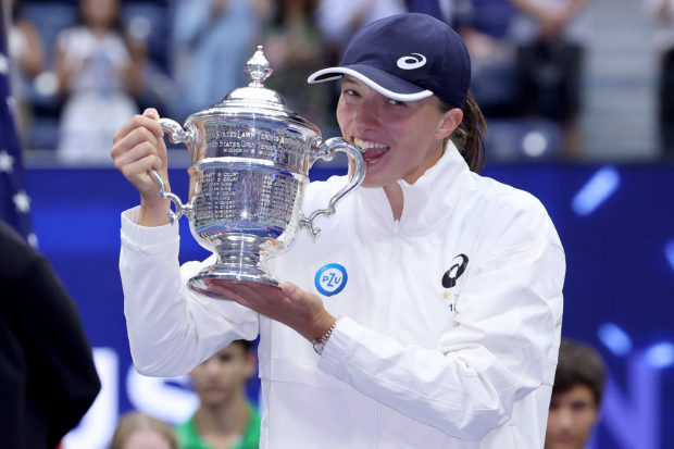 Iga Swiatek of Poland celebrates with the championship trophy after defeating Ons Jabeur of Tunisia during their Womens Singles Final match on Day Thirteen of the 2022 US Open at USTA Billie Jean King National Tennis Center on September 10, 2022 in the Flushing neighborhood of the Queens borough of New York City. Matthew Stockman/Getty Images/AFP (Photo by MATTHEW STOCKMAN / GETTY IMAGES NORTH AMERICA / Getty Images via AFP)