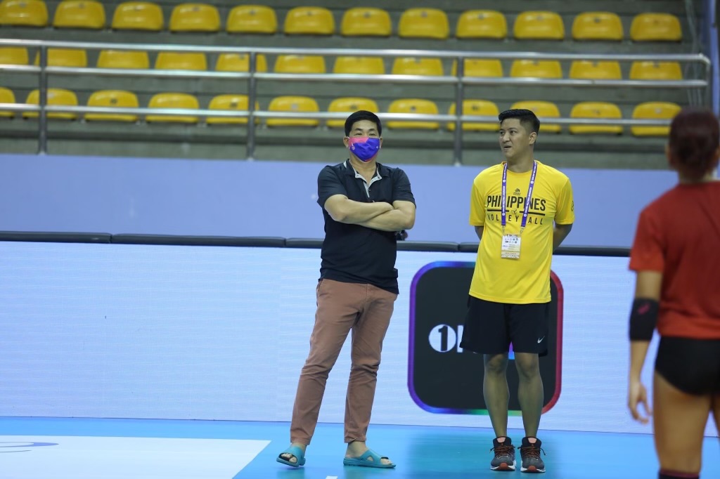 Thai coach Tai Bundit and Creamline's Sherwin Meneses.