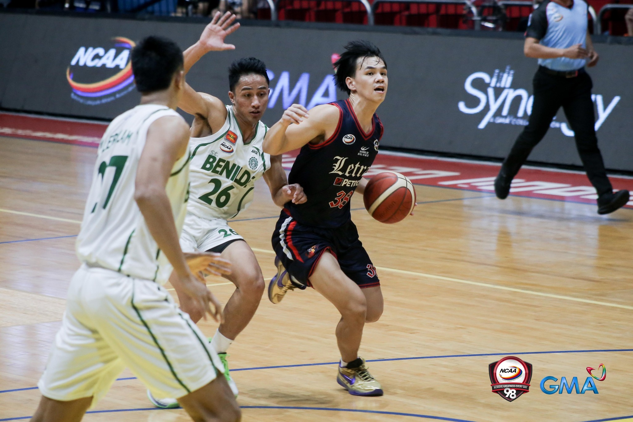 Brent Paraiso (right) stays a step ahead of the Benilde defense. 