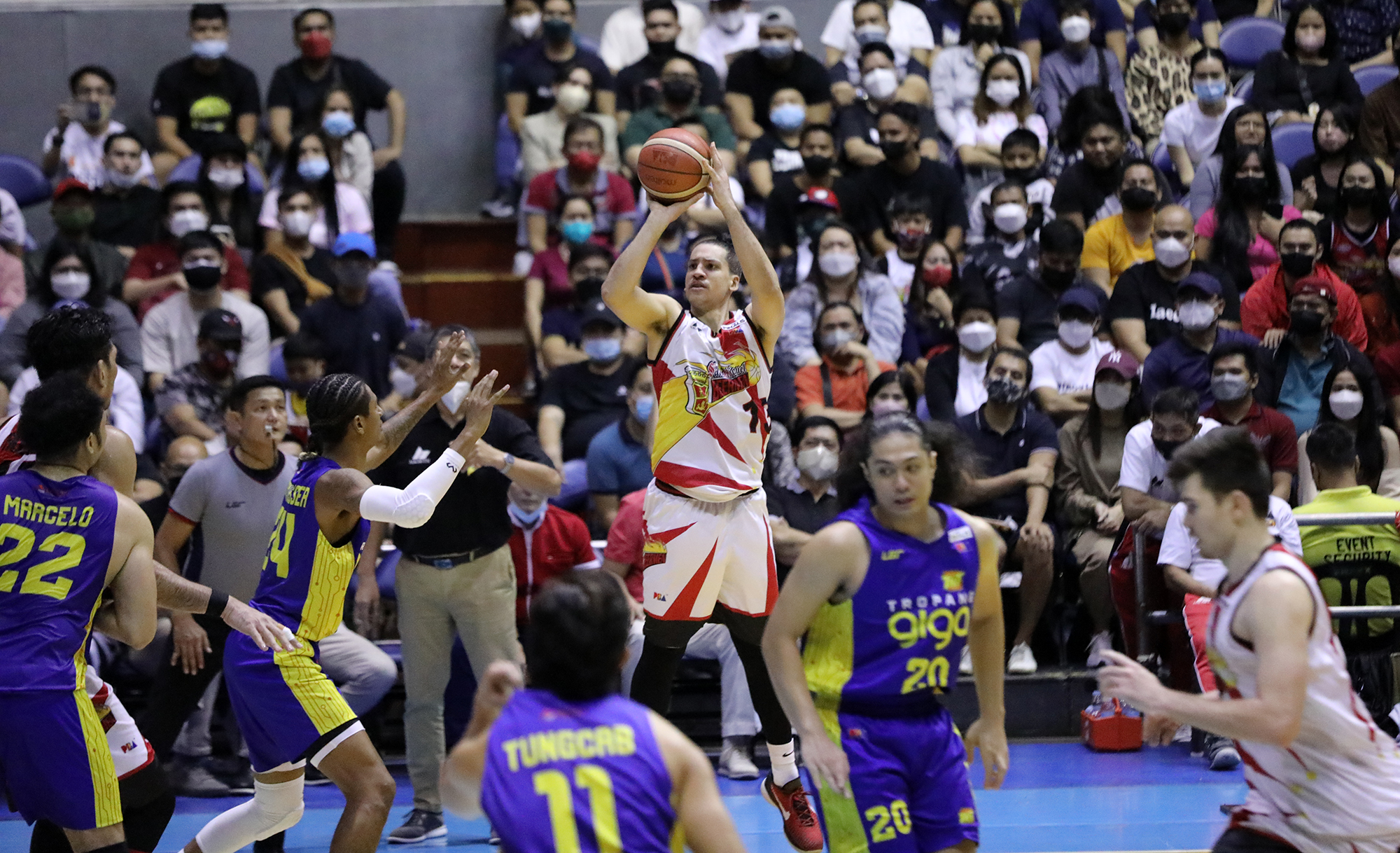 Marcio Lassiter carries San Miguel to a Game 6 victory.