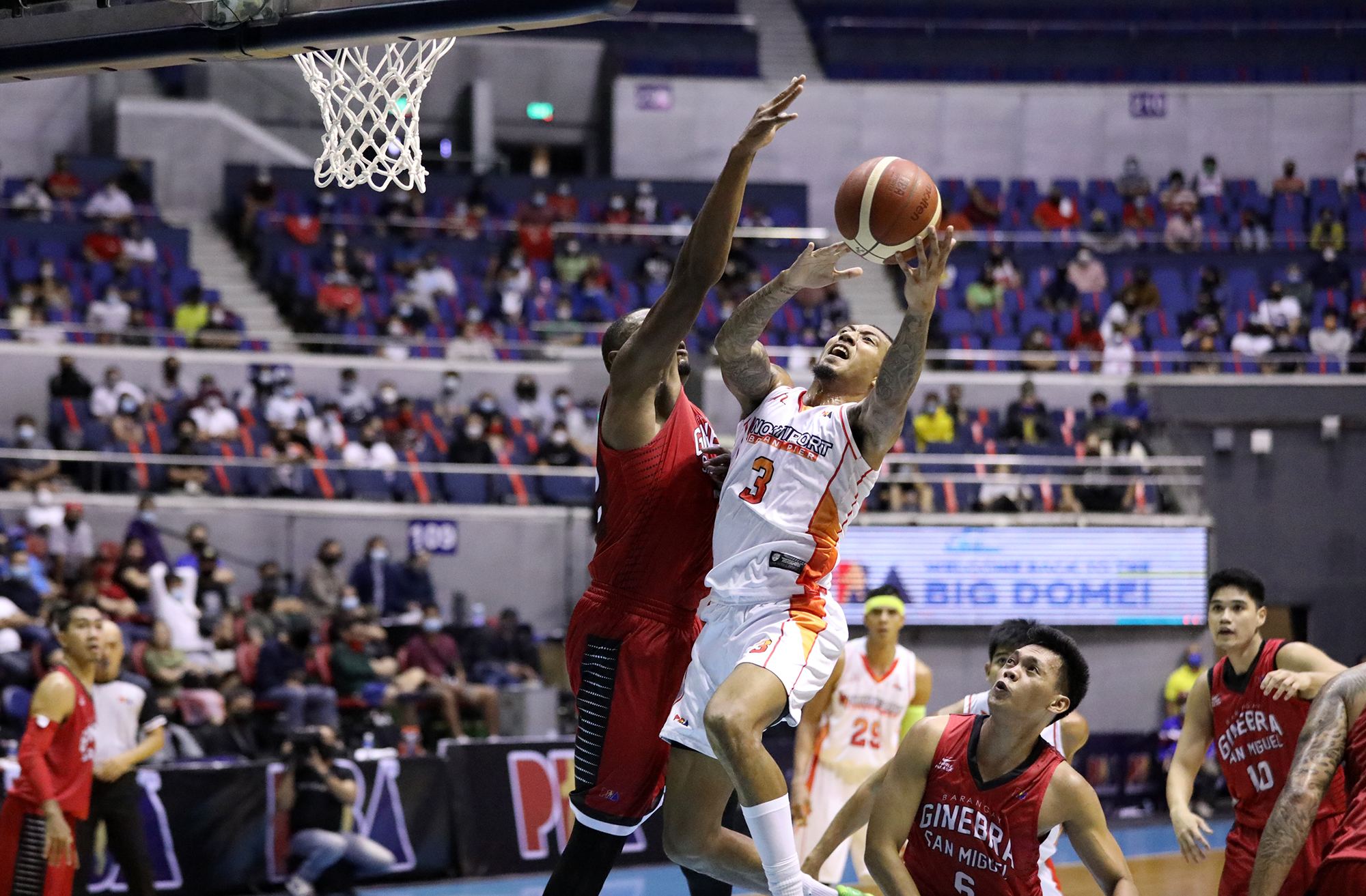 The next time Jamie Malonzo (No.3) takes flight, it will be with Justin Brownlee (left) and the Gin Kings. —PBA IMAGES