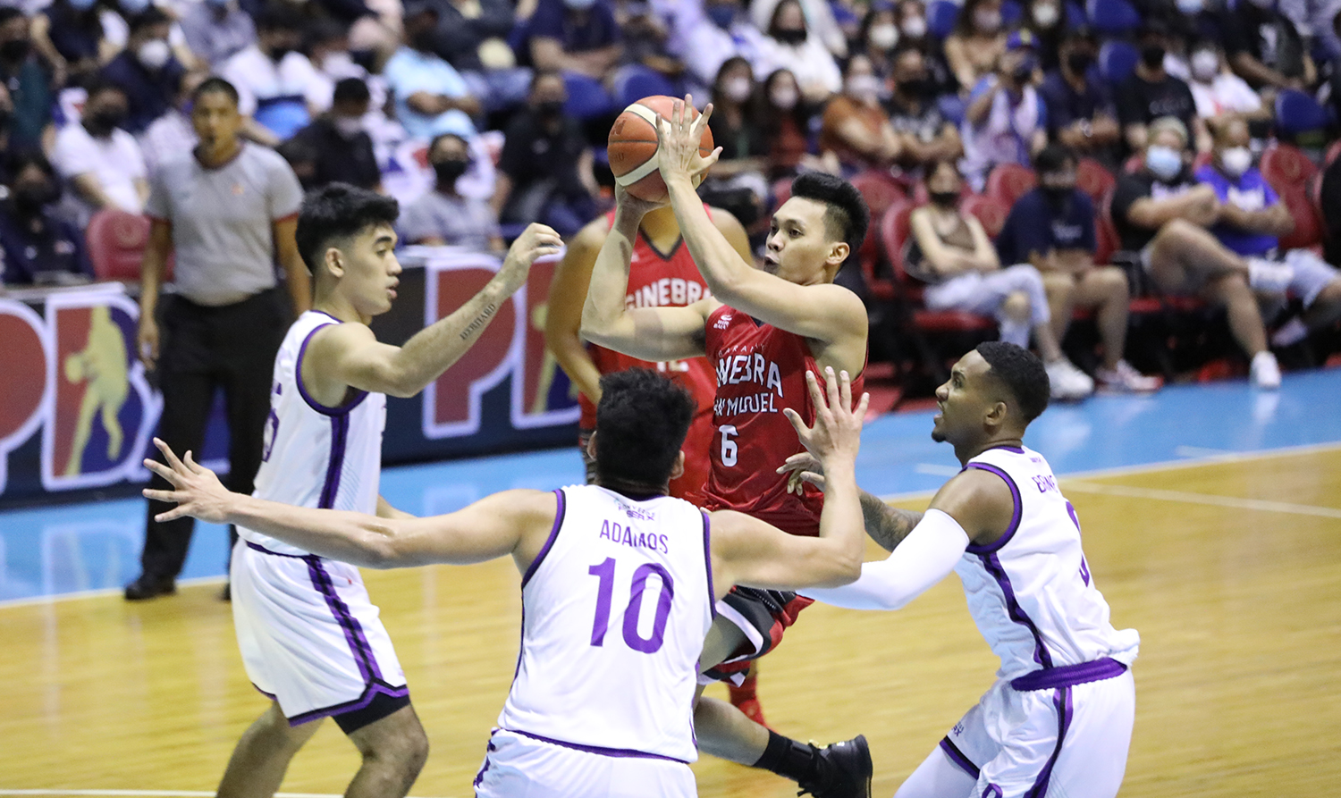 Scottie Thompson (red) and the Kings will have to wait a little longer before testing the defensive teeth of Aldin Ayo’s FiberXers. —PBA IMAGES