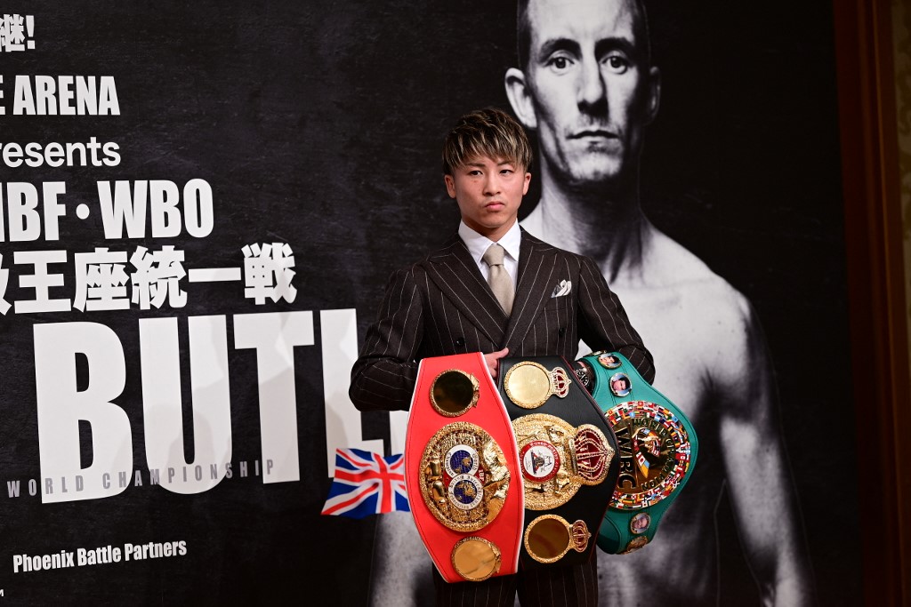 El japonés Naoya Inoue posa para una foto durante una conferencia de prensa sobre su próxima pelea contra el británico Paul Butler en Yokohama el 13 de octubre de 2022.