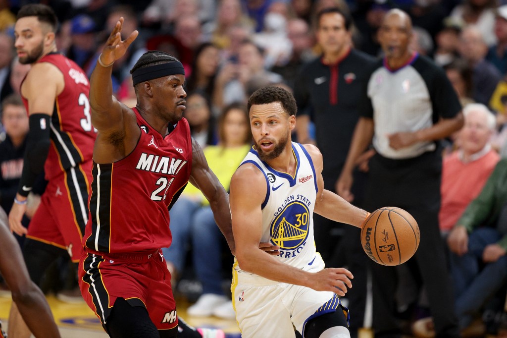  Stephen Curry #30 of the Golden State Warriors is guarded by Jimmy Butler #22 of the Miami Heat at Chase Center on October 27, 2022 in San Francisco, California.