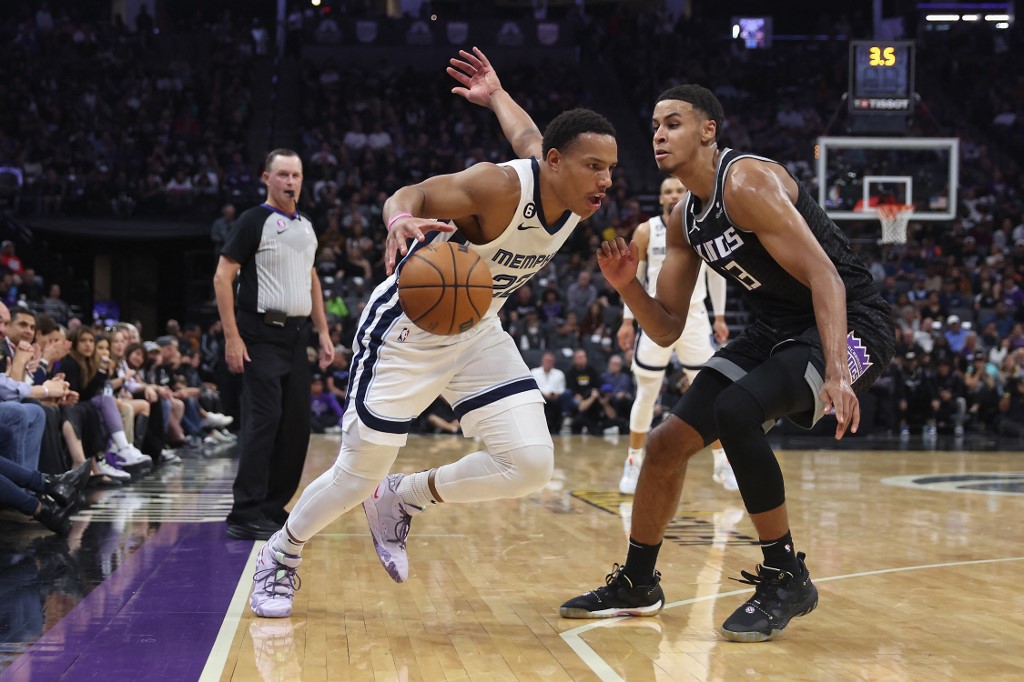 Desmond Bane #22 of the Memphis Grizzlies drives to the basket against Keegan Murray #13 of the Sacramento Kings in the second quarter at Golden 1 Center on October 27, 2022 in Sacramento, California.
