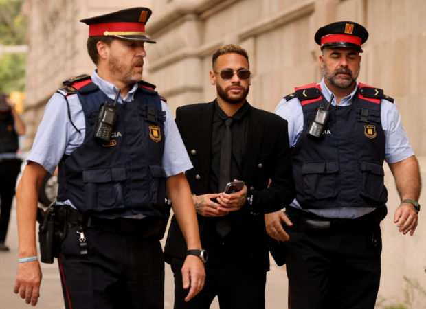 Soccer Football - Brazil's Neymar to stand trial in a corruption case over his transfer to FC Barcelona - Barcelona Court, Barcelona, Spain - October 17, 2022 Brazil's Neymar leaves court after standing trial on fraud and corruption charges over the transfer to FC Barcelona from Santos in 2013 