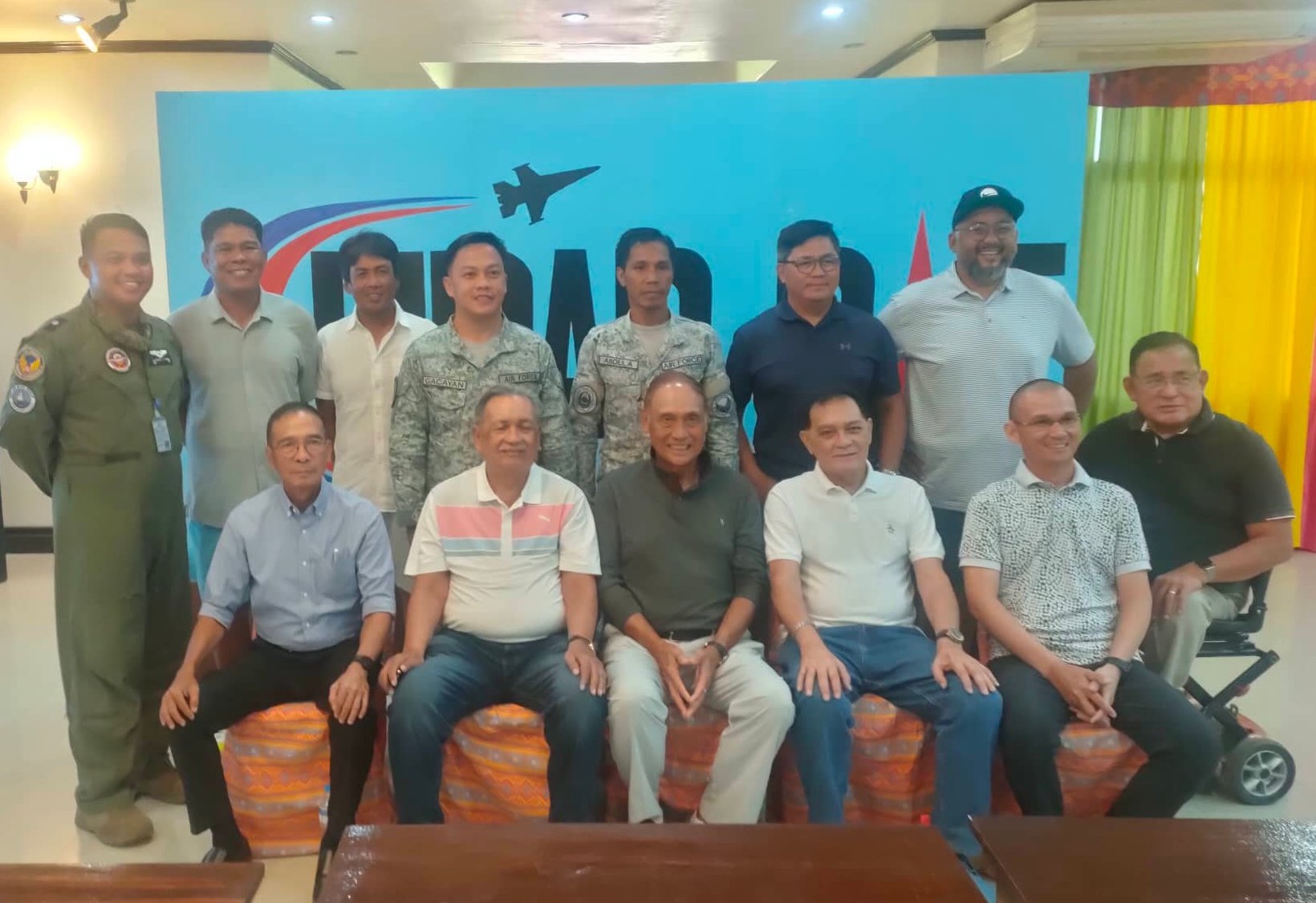 Tommy Manotoc (seated, center) and officials of the Edwin Andrews Air Base golf course in Zamboanga pose after the agreement launching a grassroots program among children of the military. Also in photo are (second from left, standing) Jessie Balasabas and Japan Tour regular Juvic Pagunsan. –